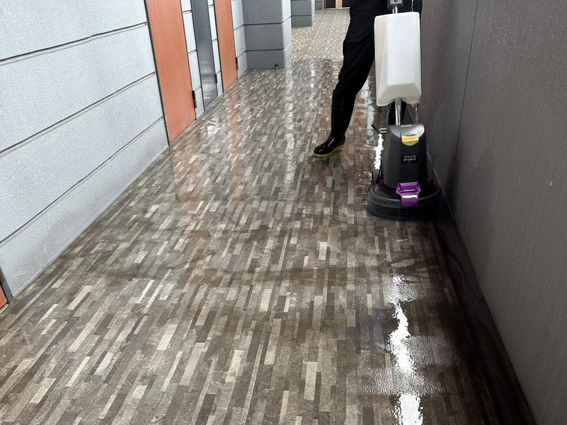 福岡市東区｜マンション共用部廊下のポリッシャー洗浄事例